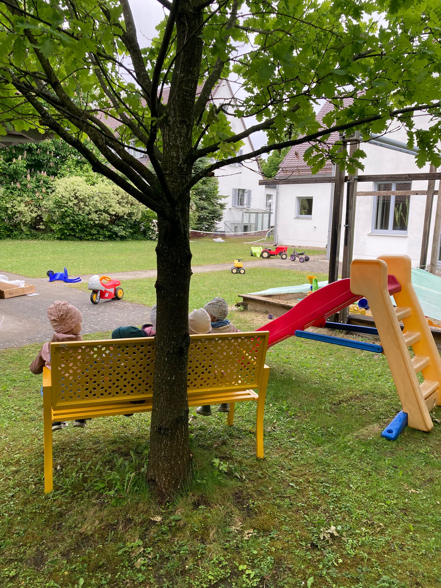 Garten der Spielgruppen im Dietrich Bonhoeffer Haus in Buchloe im Sommer - Alternative zur Kita in Buchloe