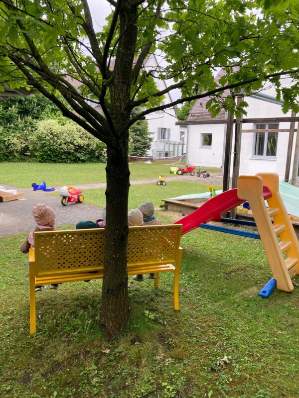 Garten der Spielgruppen im Dietrich Bonhoeffer Haus in Buchloe im Sommer - Alternative zur Kita in Buchloe