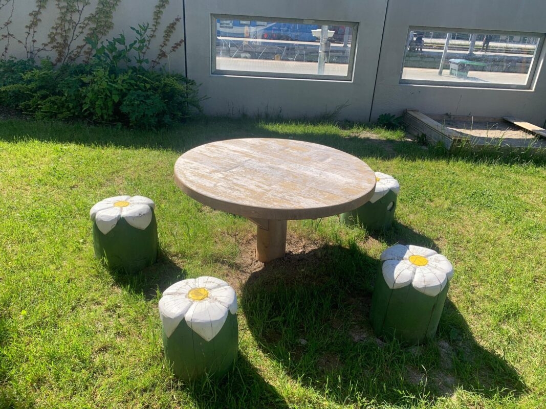 Holzspieltisch im Garten der Spielgruppen im Mehrgenerationenhaus in Buchloe