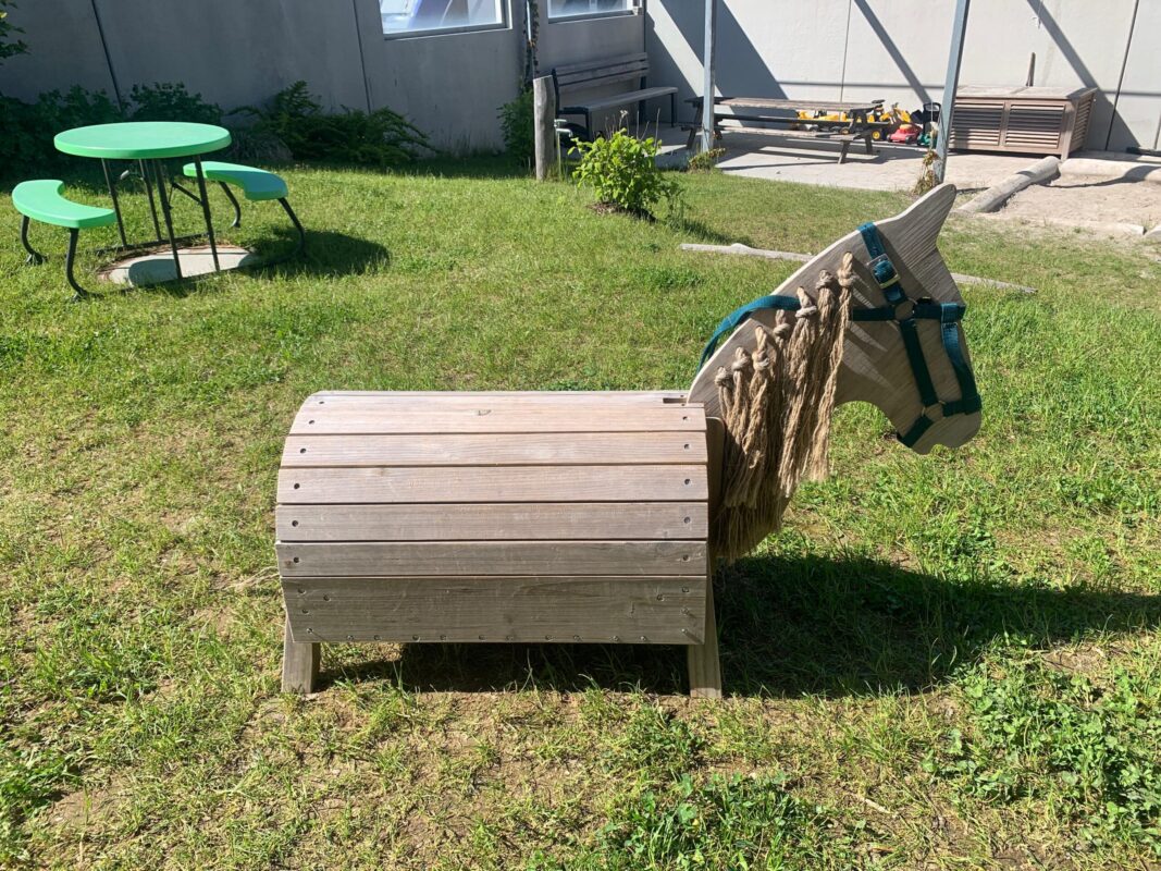 Holzpferd-Spielzeug im Garten der Spielgruppen im Mehrgenerationenhaus in Buchloe