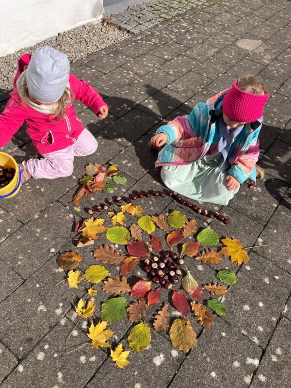 Kinder machen Blätterbild